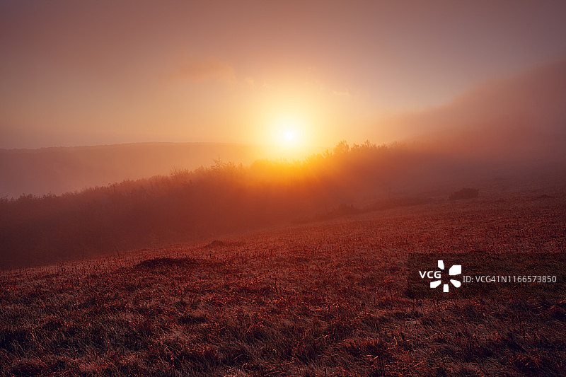 太阳在雾中，秋日在山中日出景观图片素材