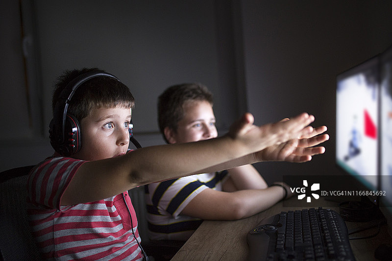 两个男孩在玩网络游戏图片素材