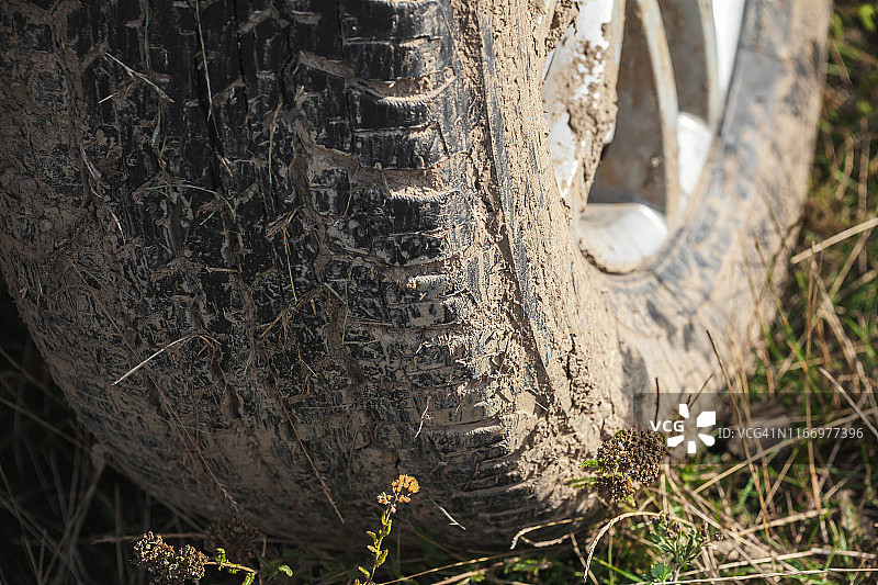 近距离看，泥泞的车轮在草地上图片素材