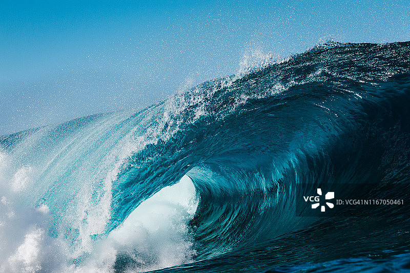 大西洋中蓝色的波浪桶图片素材