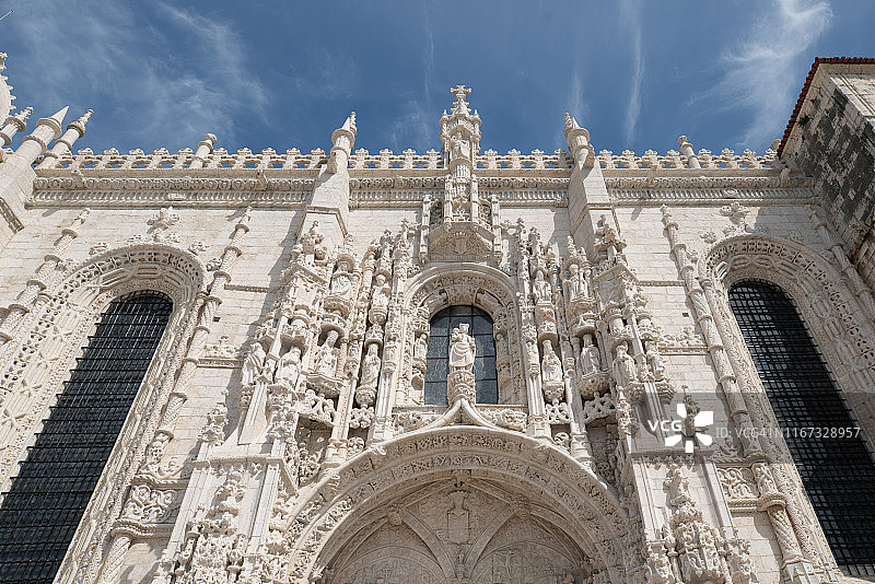葡萄牙里斯本Belém区热罗尼莫斯修道院大门上的雕塑图片素材