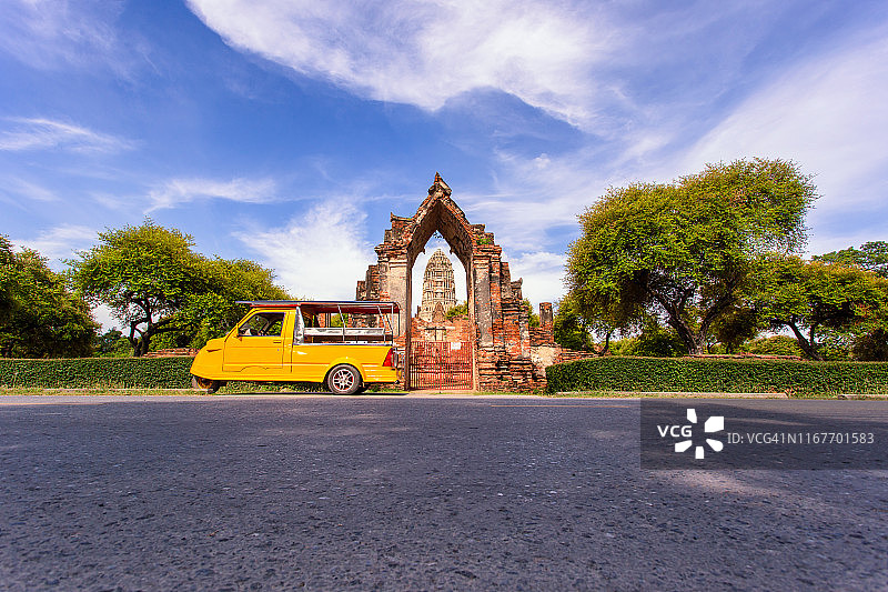 嘟嘟车游客在停车户外与Wat Mahathat背景图片素材