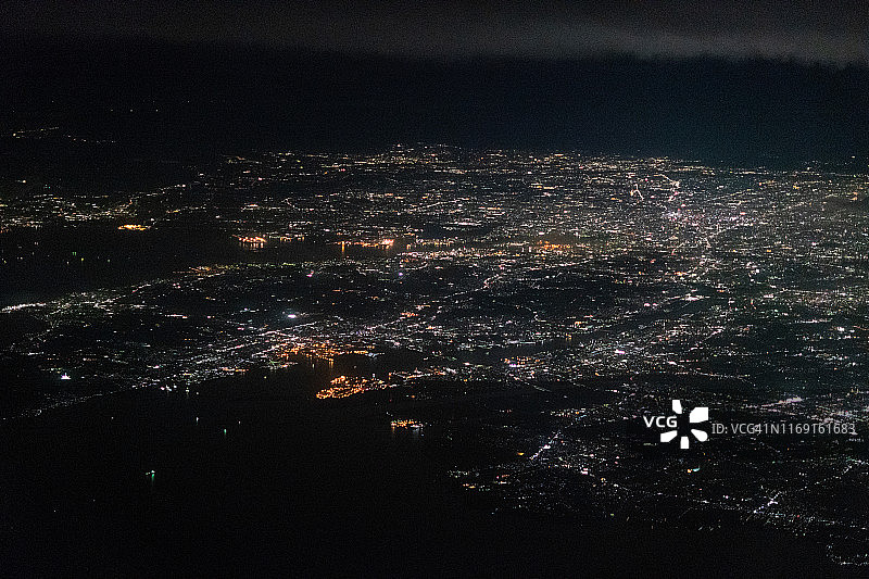 日本爱知县，夜间飞机鸟瞰图图片素材