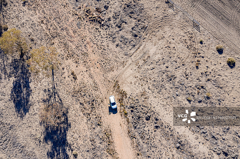 鸟瞰图的道路与汽车在干旱条件下干燥的土壤农地图片素材