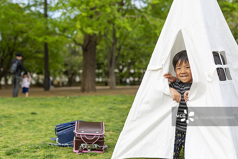 在公园里的帐篷里玩耍的亚洲儿童图片素材