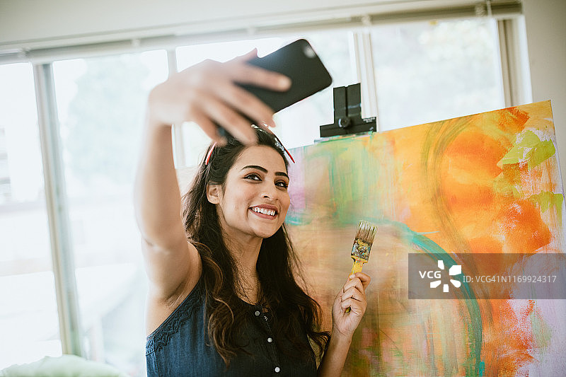 艺术家女人在家庭画室作画图片素材