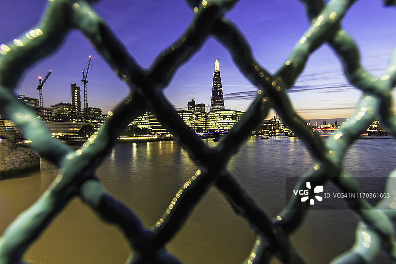伦敦-蓝色时间泰晤士河附近的天际线图片素材