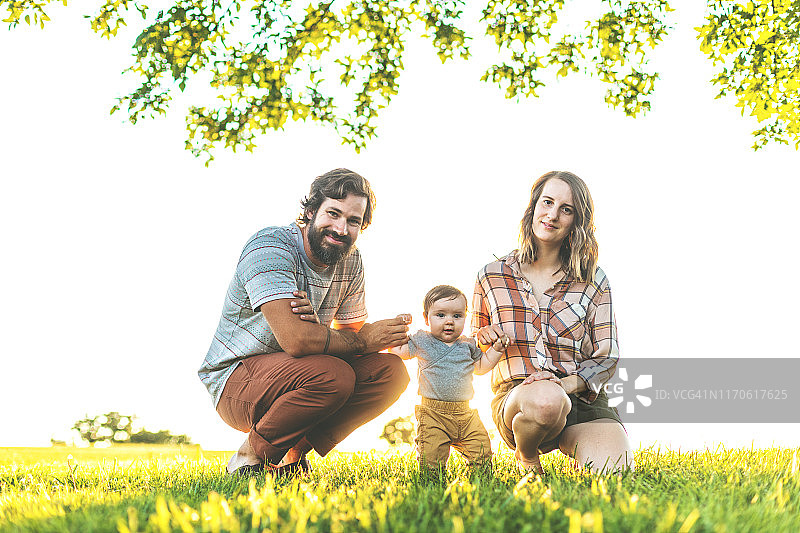 两代人的全家福照片拍摄在公园郁郁葱葱的草地和树木地区在春田密苏里黄金时间图片素材