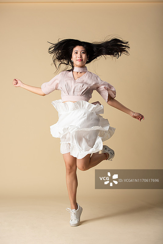 一个年轻的亚洲女孩在跳舞图片素材