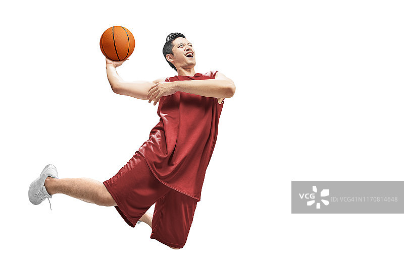 亚洲男子篮球运动员跳在空中与球图片素材