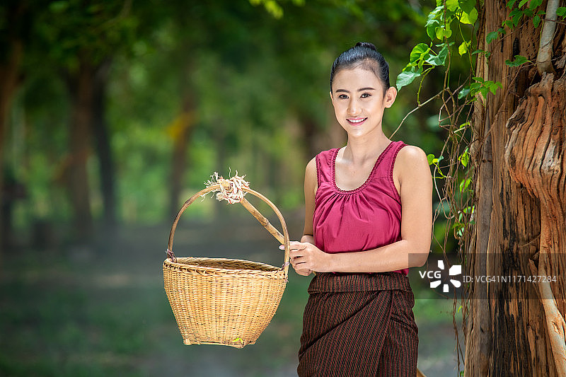 美丽的年轻亚洲妇女肖像幸福的微笑在农村。图片素材