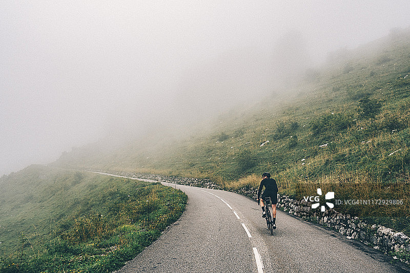 在山坳上骑自行车的人Colombière图片素材