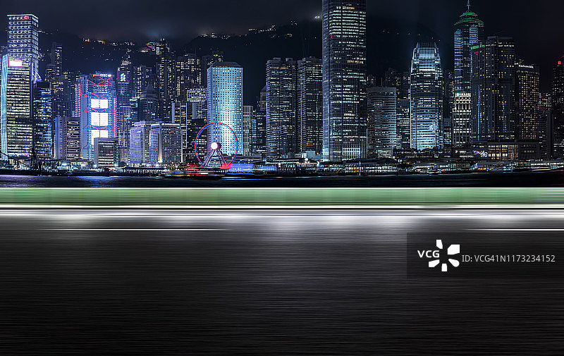 驶向香港维多利亚港的模糊移动道路图片素材