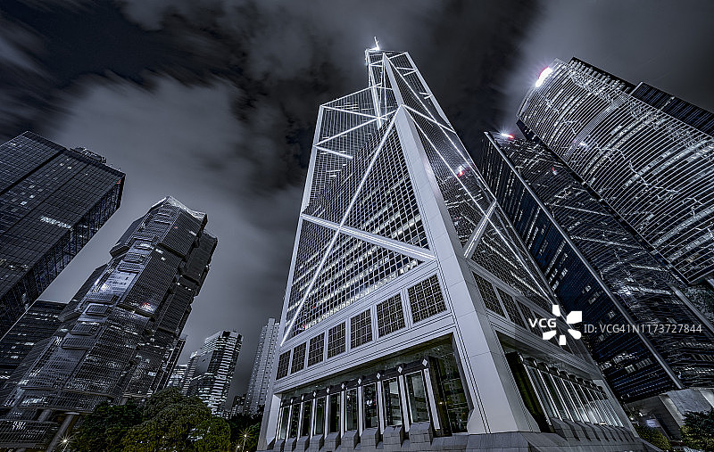 就在香港现代金融摩天大楼的正下方图片素材