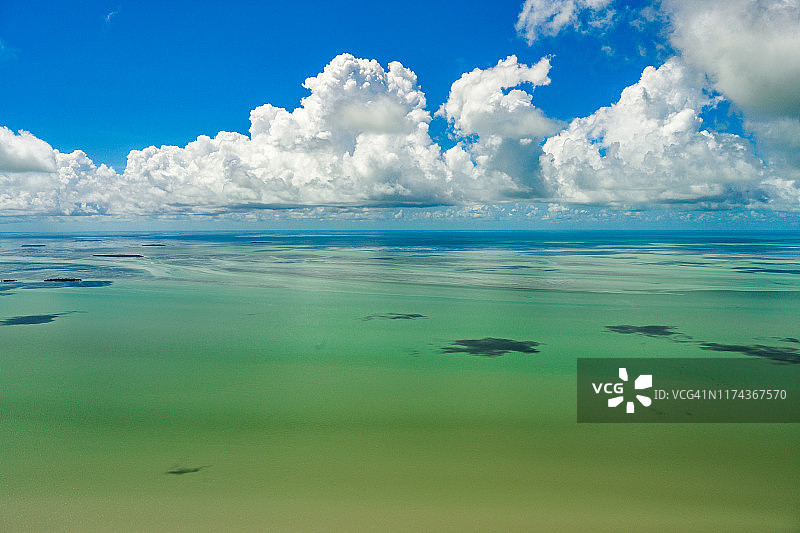 美国弗罗里达群岛海面上的云朵图片素材
