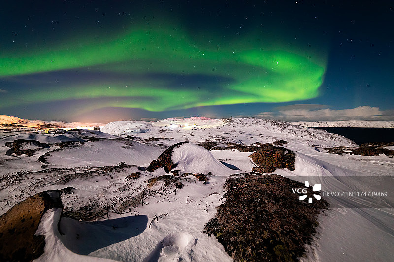 北极光照在雪山上图片素材