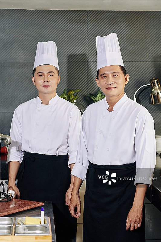 亚洲厨师和他的助手图片素材