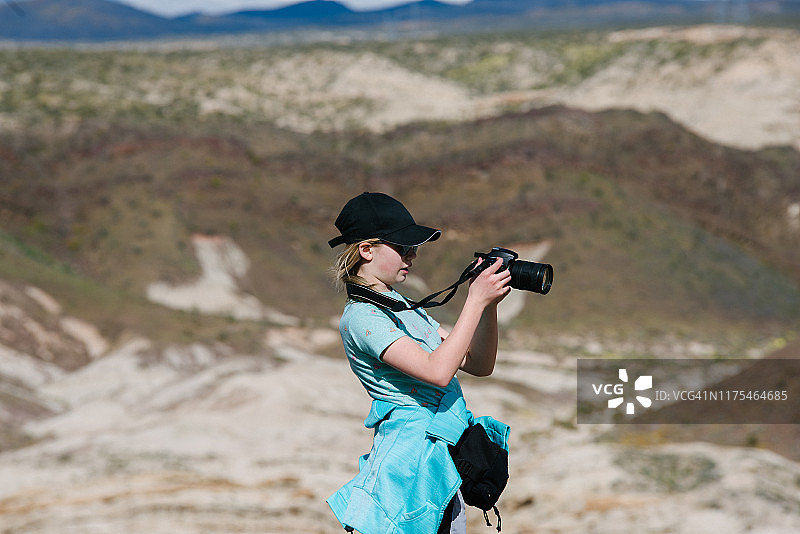女孩拍照的观点，红岩峡谷，Cantil，加州，美国图片素材