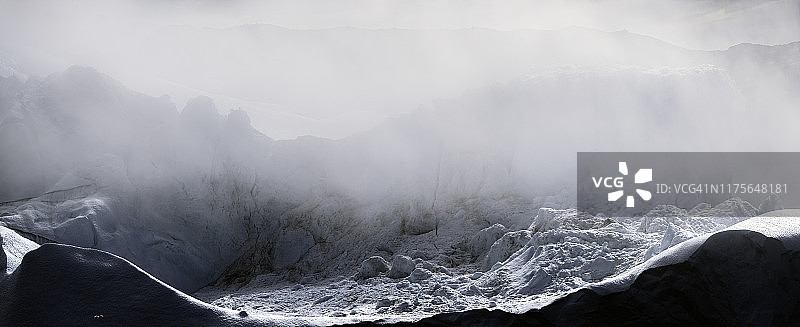浓雾中格陵兰岛冰山的全景图图片素材