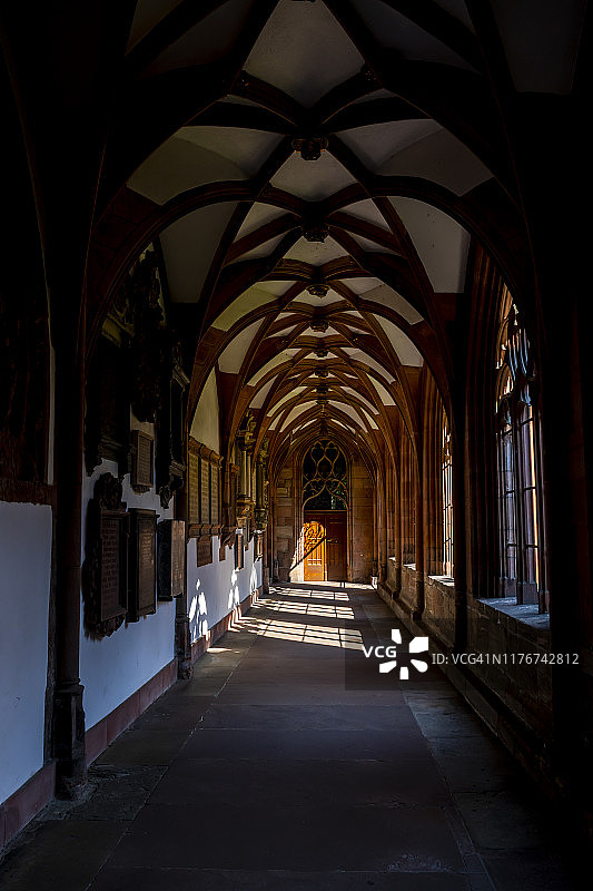 巴塞尔大教堂的阳光走廊，图片素材