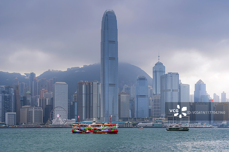 从九龙到香港岛的传统渡轮穿过维多利亚港，背景是市中心的摩天大楼。中国香港九龙图片素材