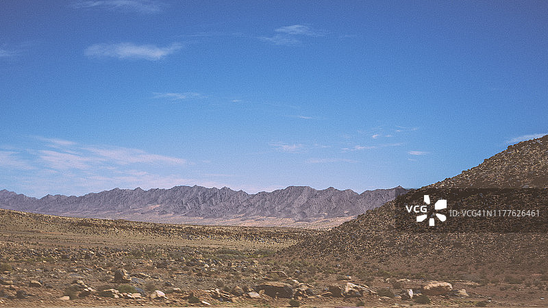 在撒哈拉沙漠清澈的蓝天下的山的风景图片素材
