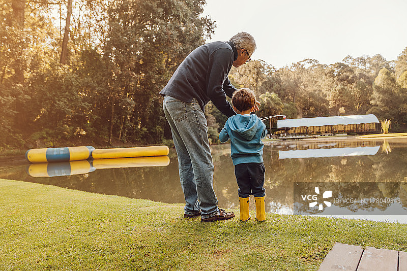 爷爷和孙子一起钓鱼图片素材