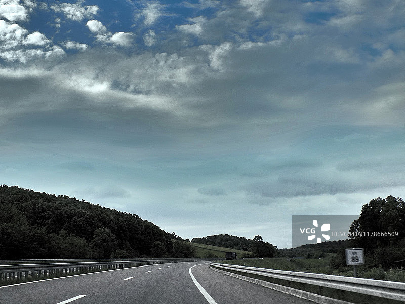 高速公路上的戏剧性天空图片素材