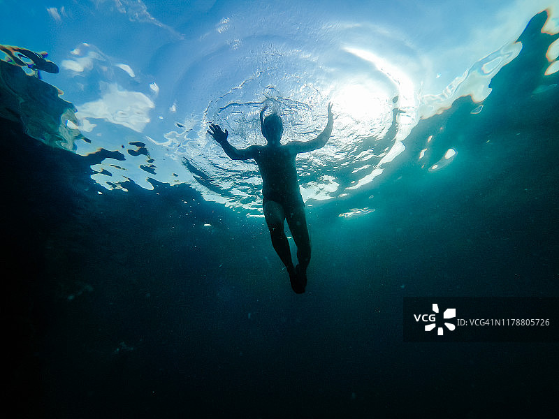 水下照片的人浮潜在海上图片素材