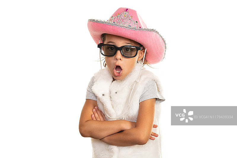 惊奇的小女孩戴着牛仔帽和太阳镜图片素材