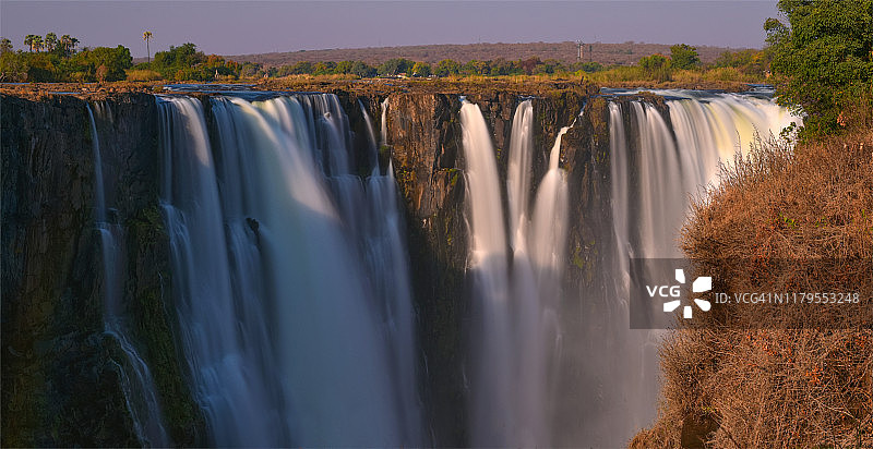 从津巴布韦一侧看维多利亚瀑布图片素材