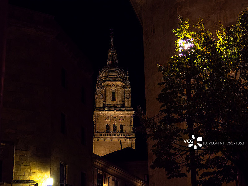 新萨拉曼卡大教堂(西班牙)的夜景被照亮图片素材