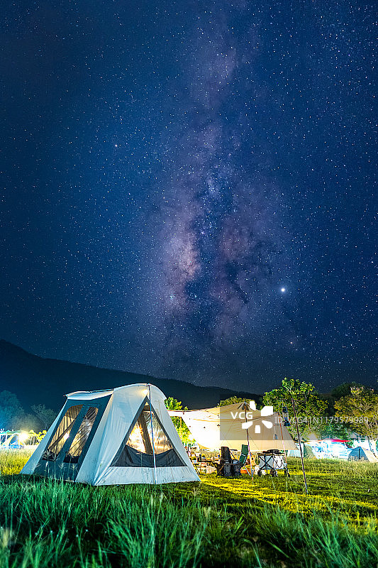 夜间露营和银河背景图片素材
