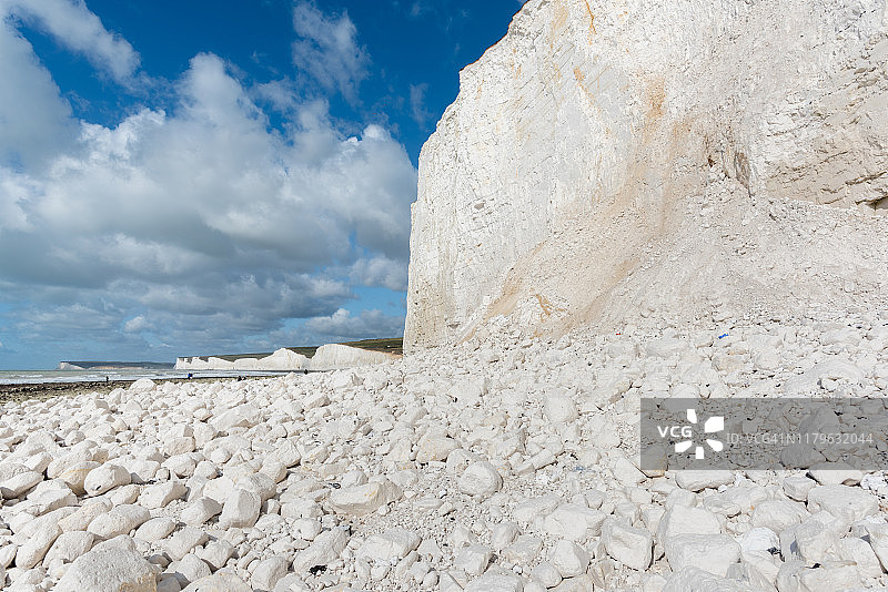 英国东苏塞克斯郡七姐妹悬崖附近的新鲜白垩岩崩碎片图片素材