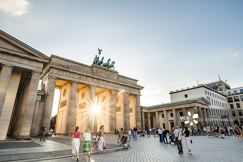 柏林的勃兰登堡门被人包围图片素材