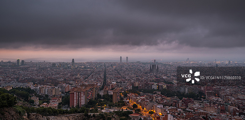 黄昏时分，西班牙巴塞罗那城市天际线和圣家族的空中全景图图片素材