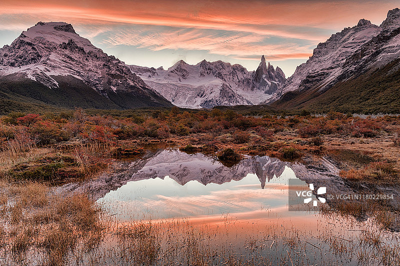 位于阿根廷巴塔哥尼亚的cerro Torre山日落照片图片素材