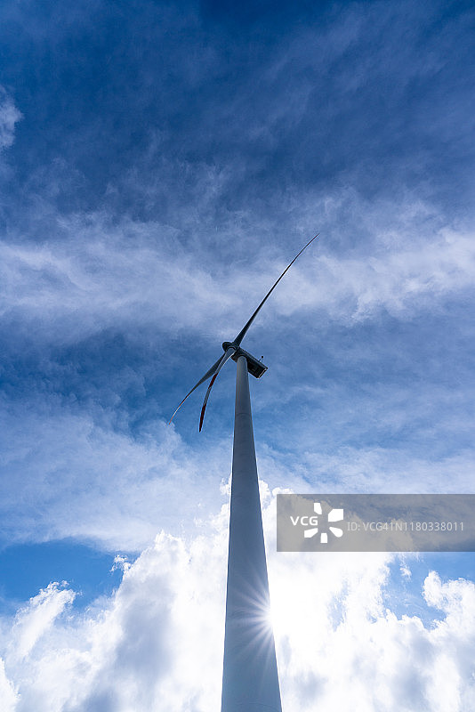 济州岛乡村风光，配有风力发电机图片素材