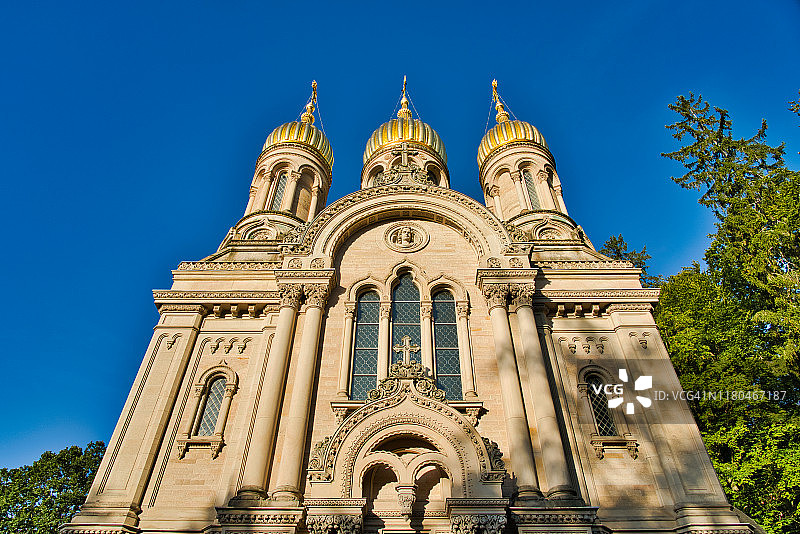 位于威斯巴登的俄罗斯东正教教堂，有五个金色圆顶图片素材