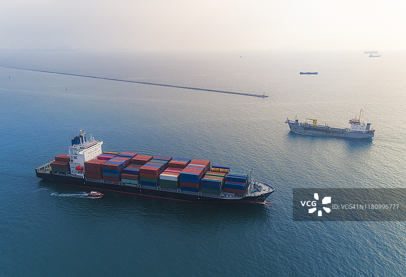 鸟瞰图集装箱货船满载和承运人集装箱在海上的业务物流，进出口，海运或运输。图片素材