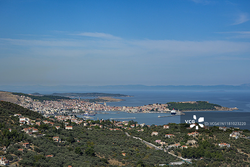 米提利尼，莱斯沃斯希腊-海港和城镇景观与爱琴海和土耳其的背景图片素材
