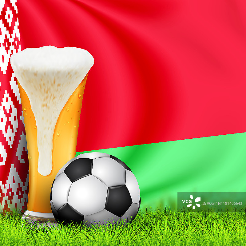 逼真的3D玻璃啤酒和足球在绿色草地上与白俄罗斯国旗飘扬。2019年世界杯足球赛。为足球锦标赛设计一个时尚的背景。足球比赛。图片素材