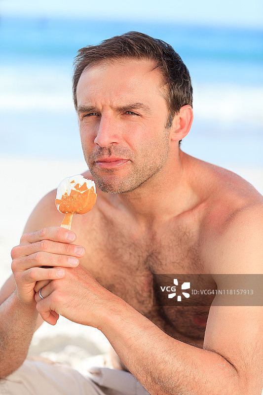 一个人在吃冰淇淋图片素材