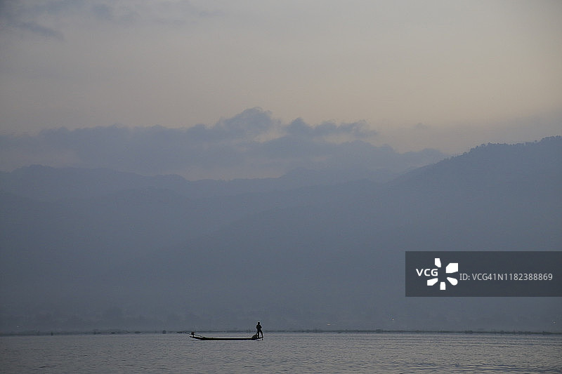 缅甸掸邦茵莱湖渔民图片素材