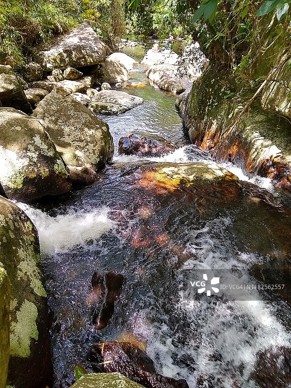 瀑布在大西洋森林，在Florianópolis -圣卡塔琳娜，巴西图片素材