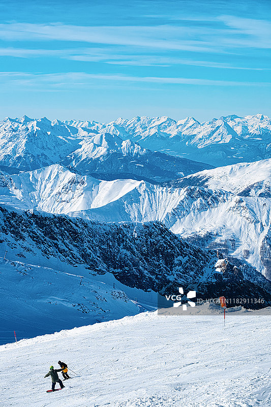 男子滑雪者和滑雪板在Hintertux冰川的奥地利图片素材