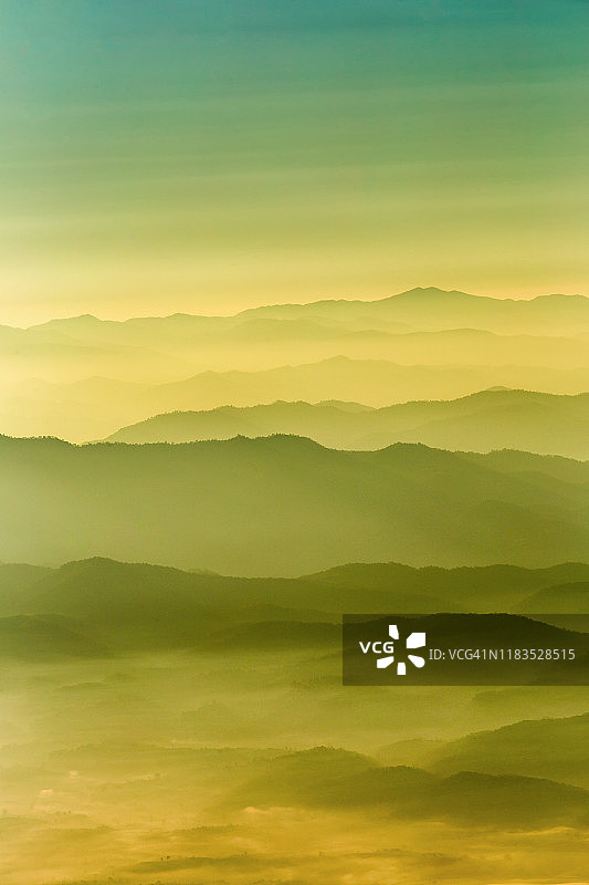 日出时分的Doi Luang Chiang Dao有一层山和薄雾图片素材