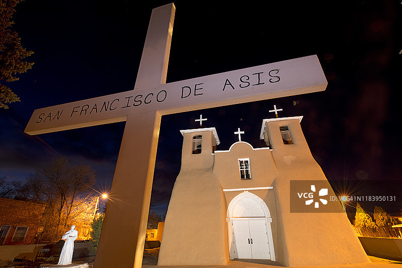 古老的土砖圣弗朗西斯科德阿西斯教堂在黄昏，陶斯，新墨西哥州，美国，北美图片素材