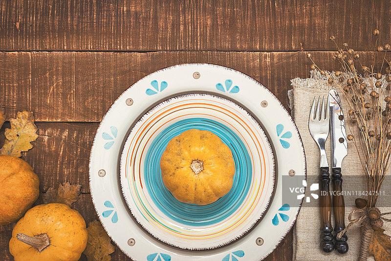 感恩节或秋季餐桌布置图片素材