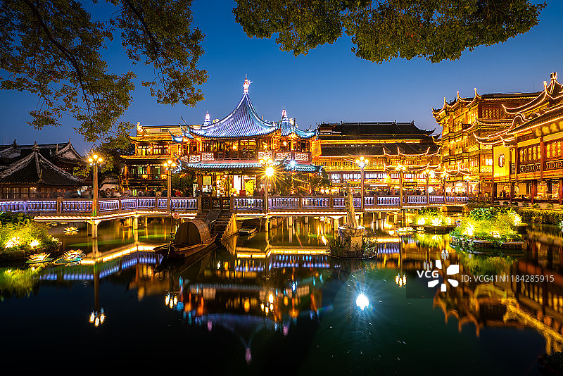 中国上海豫园夜景中的传统亭子和中国传统文化屋。亚洲旅游、历史建筑、传统文化和旅游理念图片素材